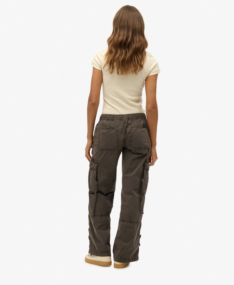calça cargo vintage de cintura baixa e elástica na cor cinza escuro.