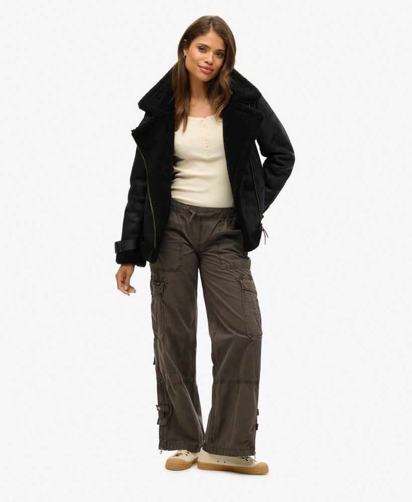 calça cargo vintage de cintura baixa e elástica na cor cinza escuro.