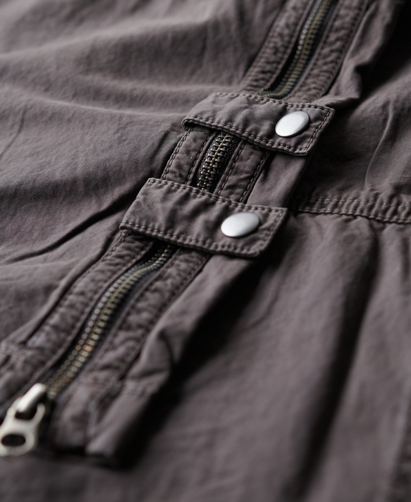 calça cargo vintage de cintura baixa e elástica na cor cinza escuro.
