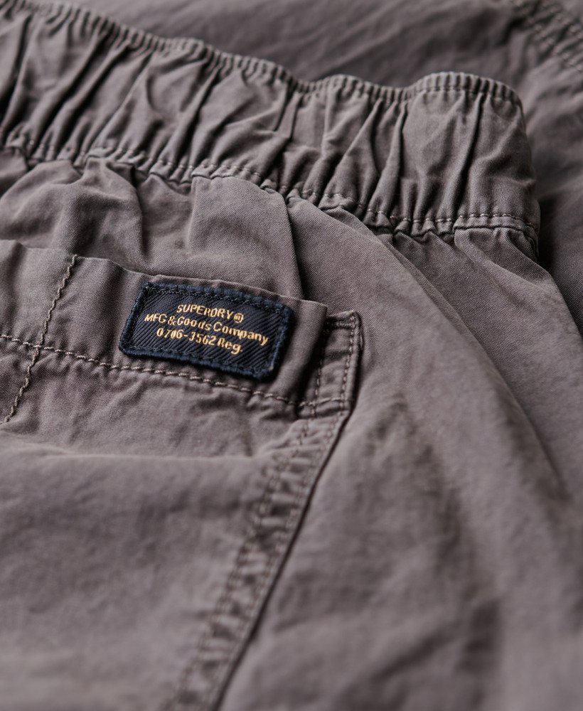calça cargo vintage de cintura baixa e elástica na cor cinza escuro.