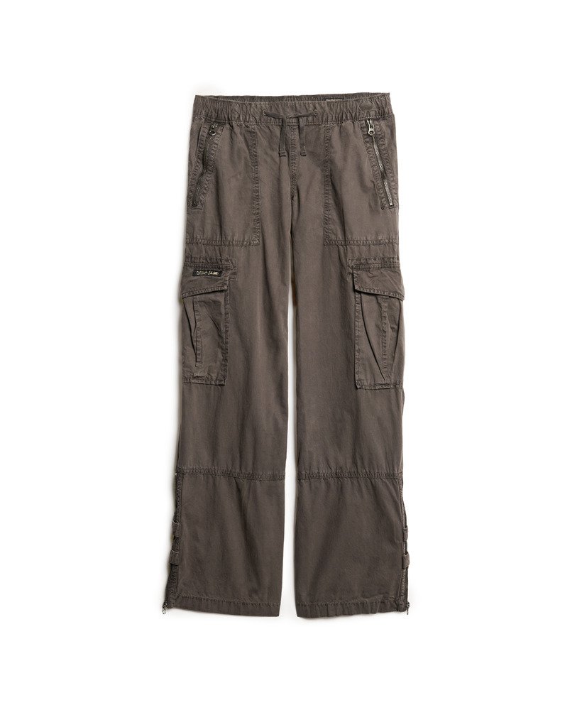 calça cargo vintage de cintura baixa e elástica na cor cinza escuro.