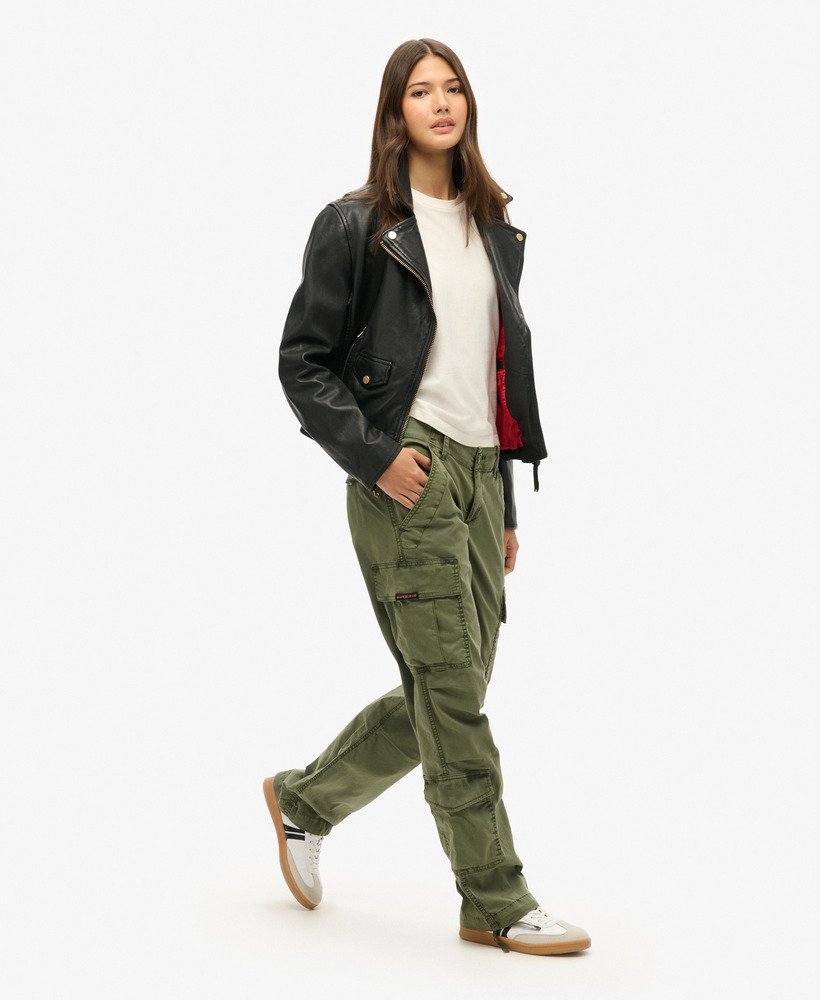 calça cargo reta de cintura baixa na cor verde tomilho