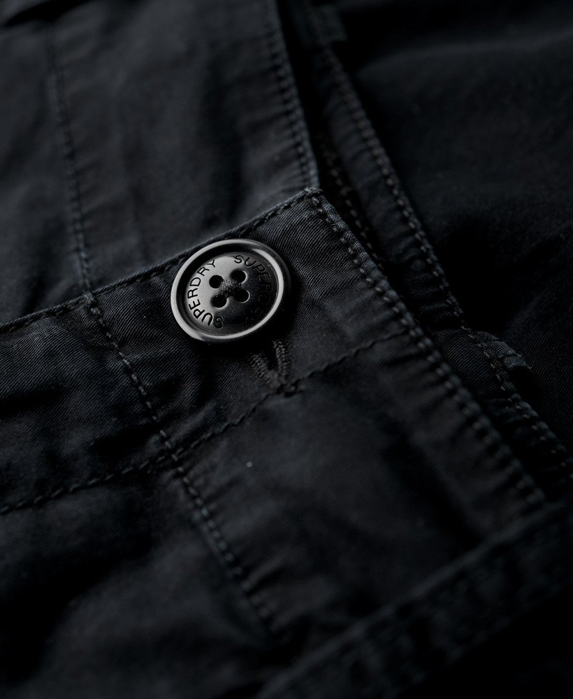 calça cargo reta de cintura baixa em preto lavado