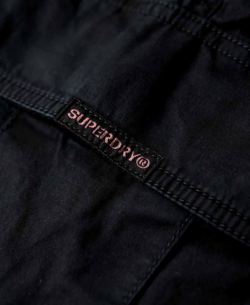 calça cargo reta de cintura baixa em preto lavado