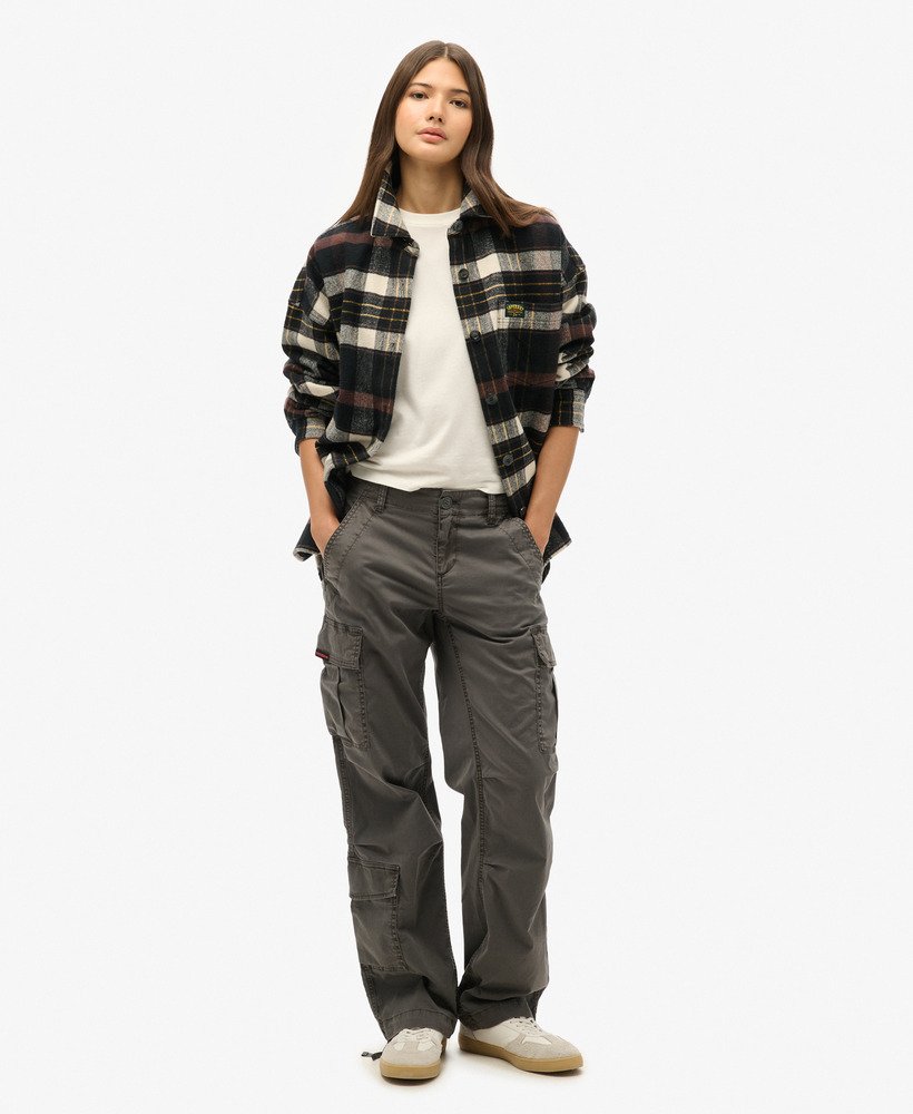 calça cargo reta de cintura baixa na cor cinza asfalto