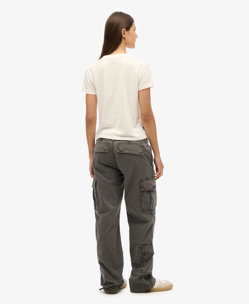 calça cargo reta de cintura baixa na cor cinza asfalto