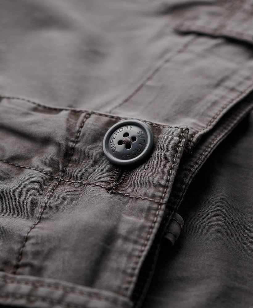 calça cargo reta de cintura baixa na cor cinza asfalto