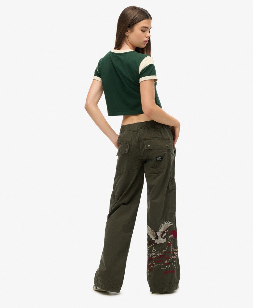 calça cargo bordada de cintura baixa na cor verde oliva da surplus goods