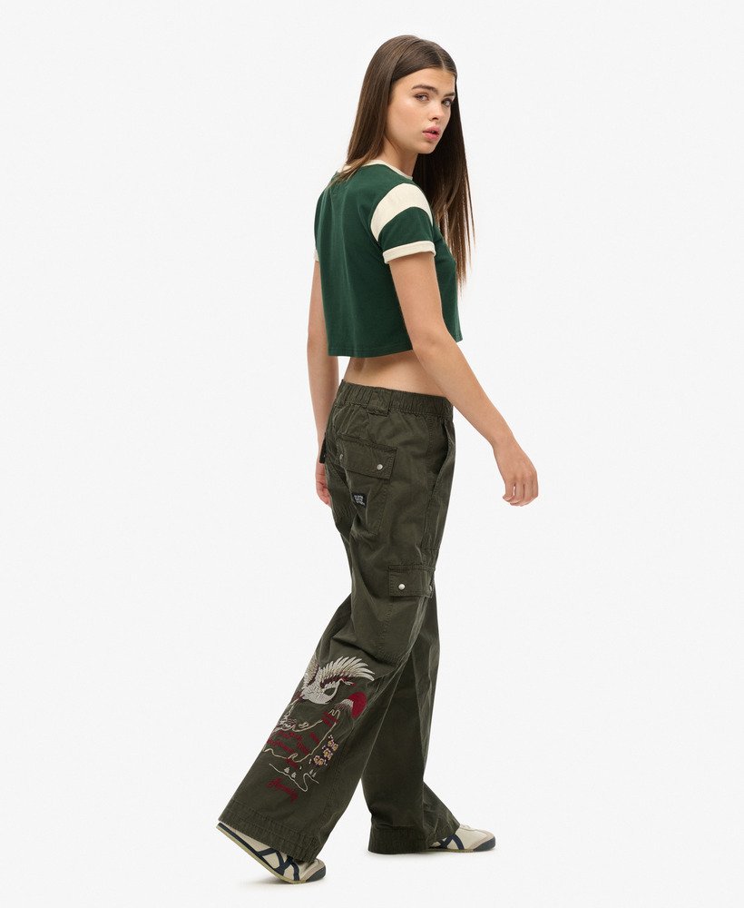calça cargo bordada de cintura baixa na cor verde oliva da surplus goods