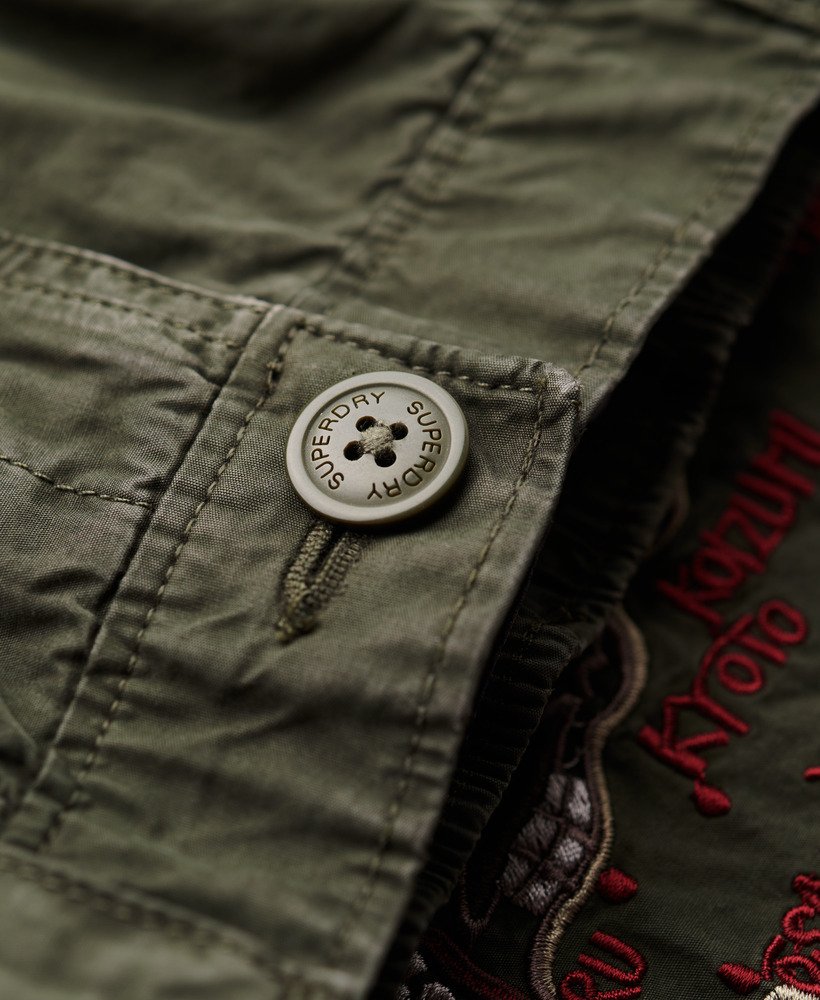 calça cargo bordada de cintura baixa na cor verde oliva da surplus goods