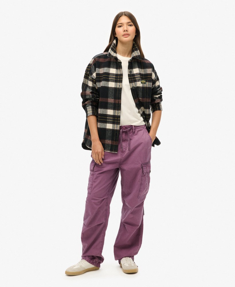calça cargo de cintura baixa estilo paraquedas na cor berry conserve