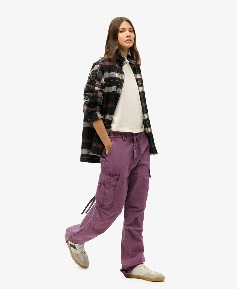calça cargo de cintura baixa estilo paraquedas na cor berry conserve