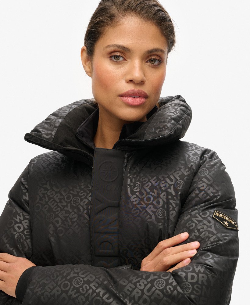 jaqueta puffer ski slalom em superdry monogram black luxe
