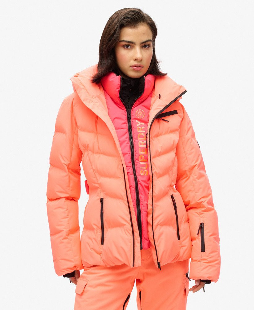 jaqueta acolchoada ski luxe na cor coral pastel.