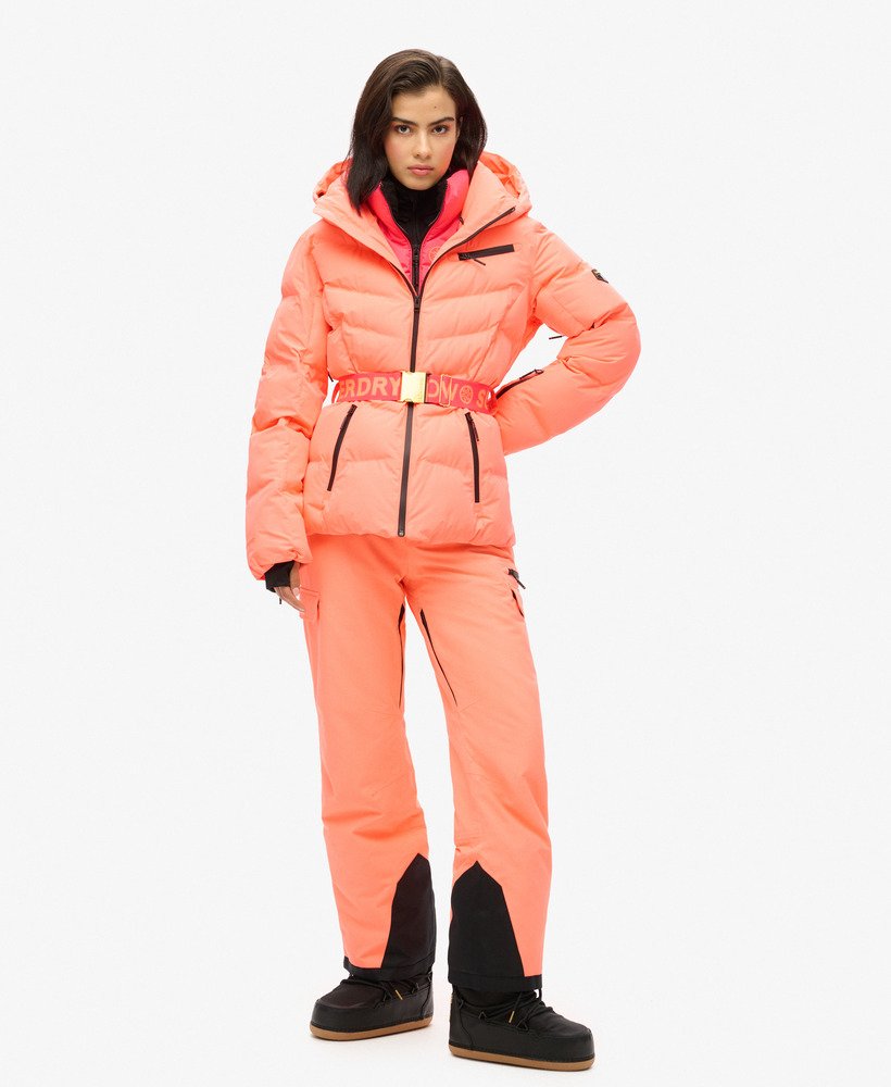 jaqueta acolchoada ski luxe na cor coral pastel.