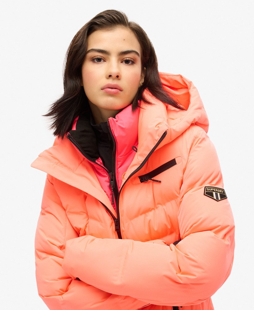 jaqueta acolchoada ski luxe na cor coral pastel.