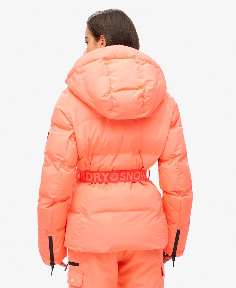 jaqueta acolchoada ski luxe na cor coral pastel.