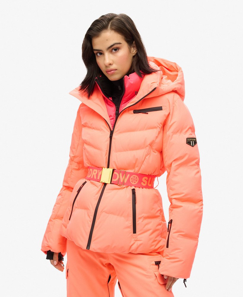jaqueta acolchoada ski luxe na cor coral pastel.