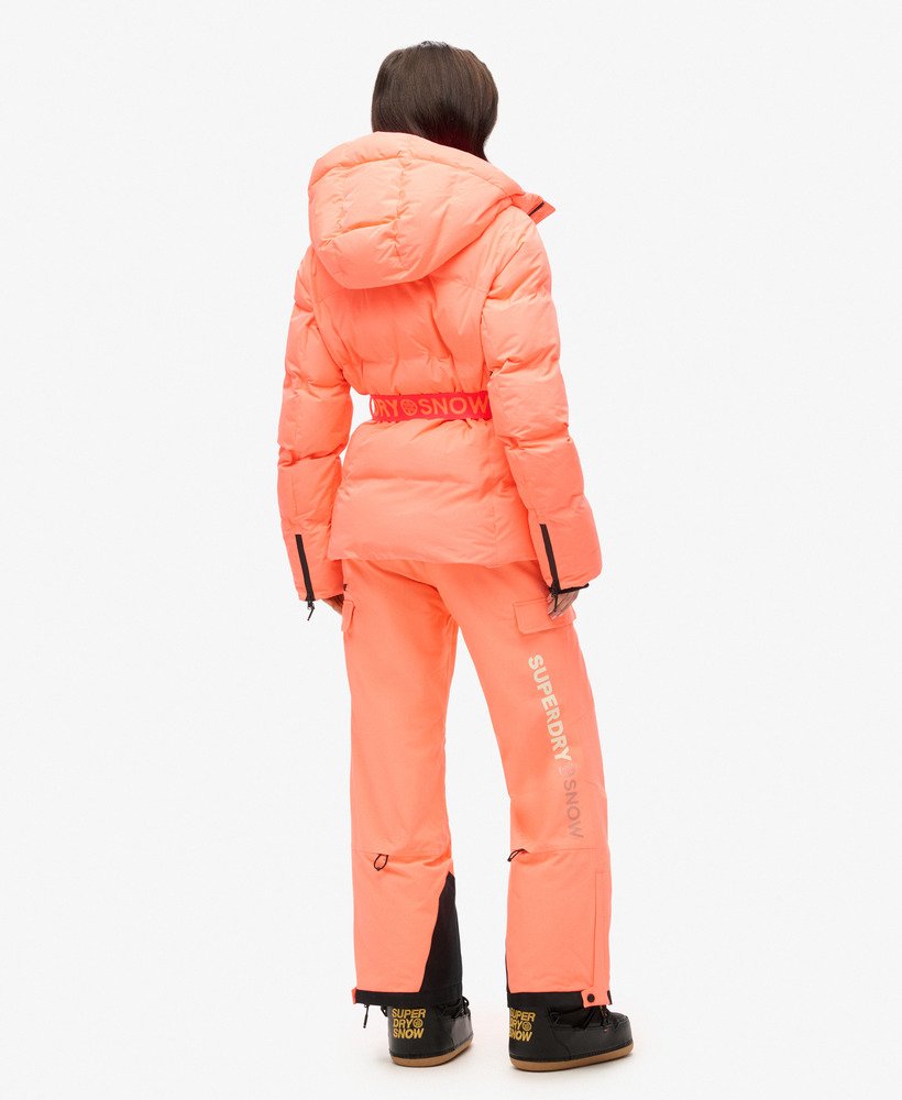 jaqueta acolchoada ski luxe na cor coral pastel.