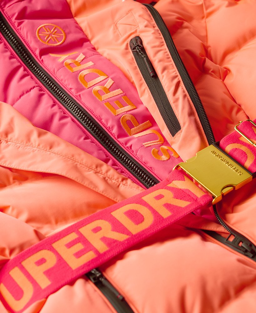 jaqueta acolchoada ski luxe na cor coral pastel.
