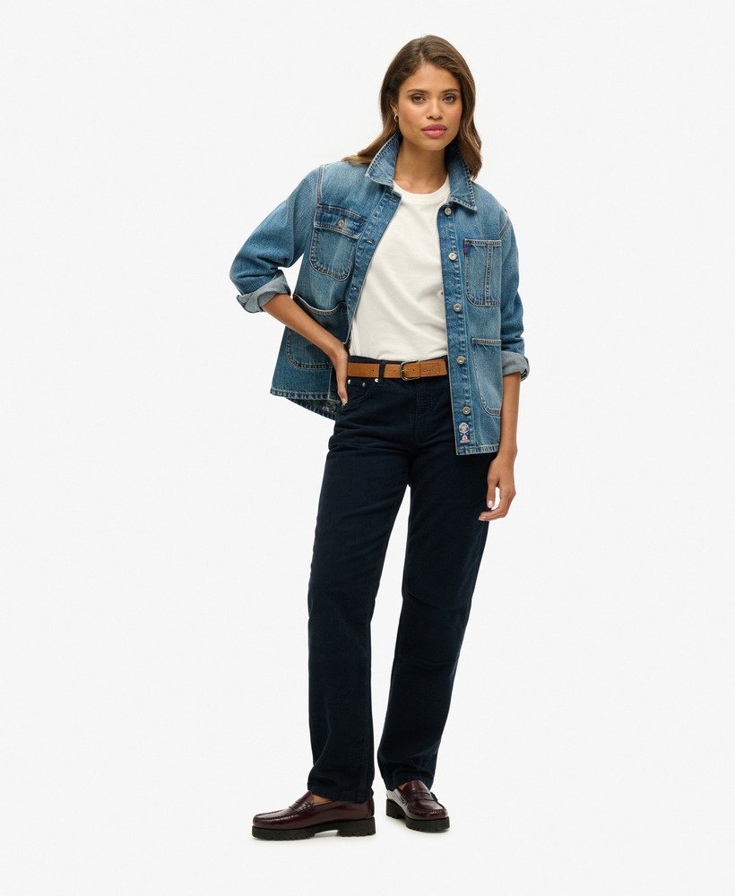 calça reta de veludo cotelê na cor azul marinho.