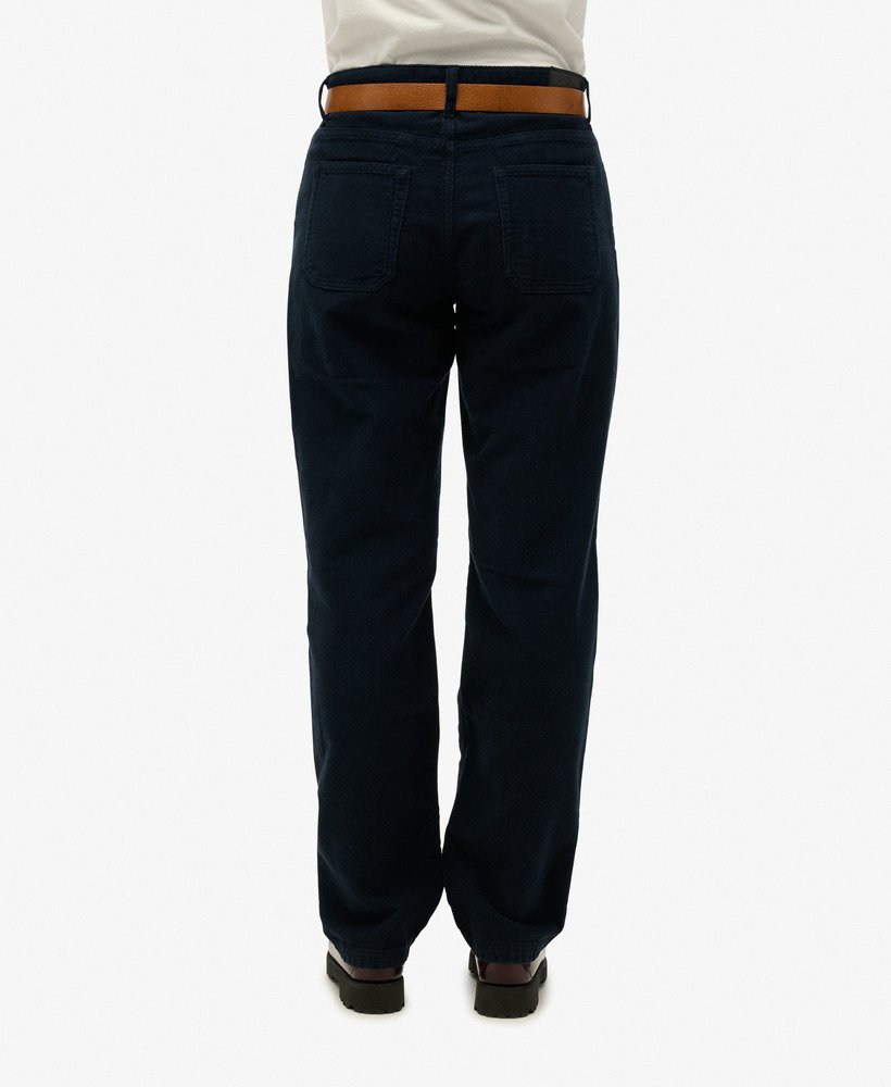 calça reta de veludo cotelê na cor azul marinho.