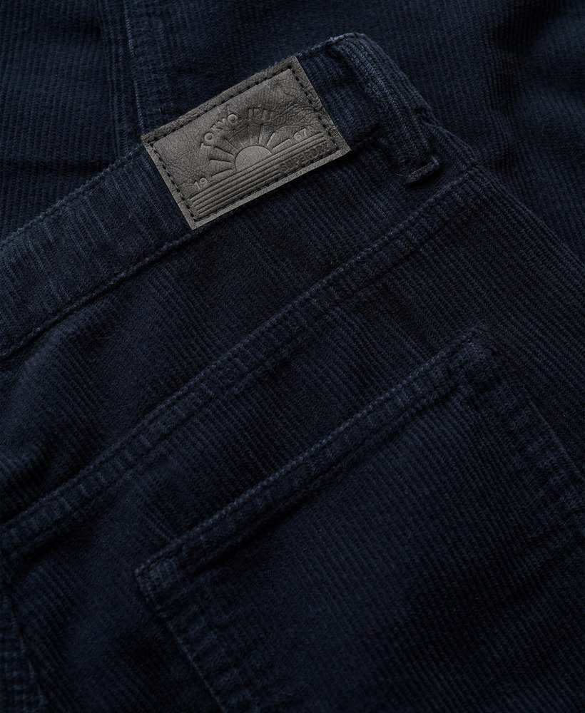 calça reta de veludo cotelê na cor azul marinho.