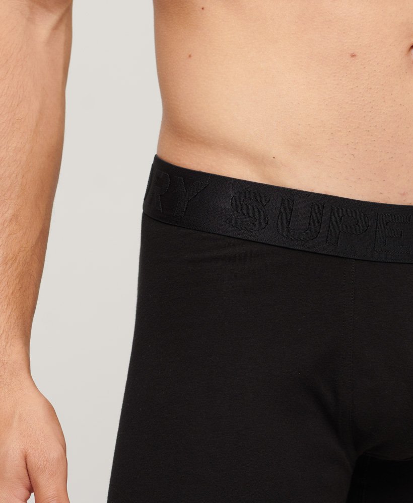 pacote com três cuecas boxer de algodão orgânico na cor preta.