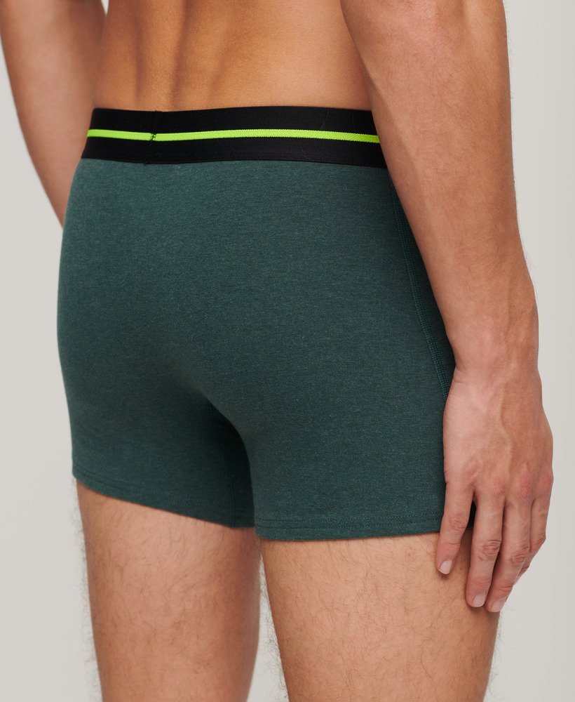pacote com três cuecas boxer de algodão orgânico nas cores preto mesclado verde mesclado e verde fresco mesclado.